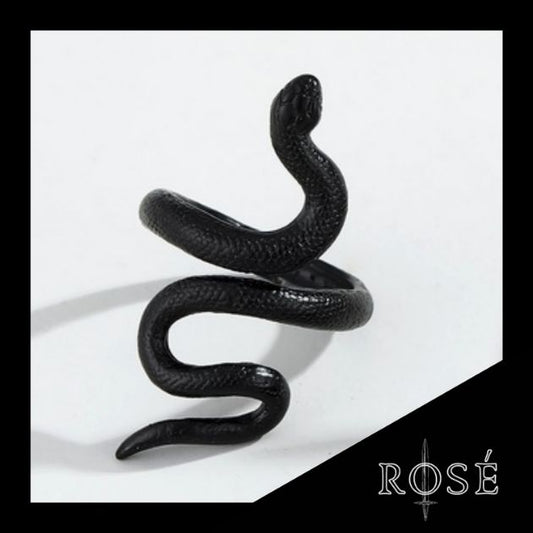 Anillo serpiente negra para hombre, ideal para combinar tu atuendo oscuro. Rosé Empire la mejor tienda en línea en accesorios para hombre. quito cuenca