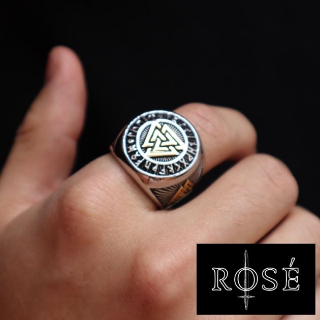 Anillo diseño vikingo-Valknut, ideal para tu outfit relajado. Rosé Empire la mejor tienda en línea en accesorios para hombre.quito